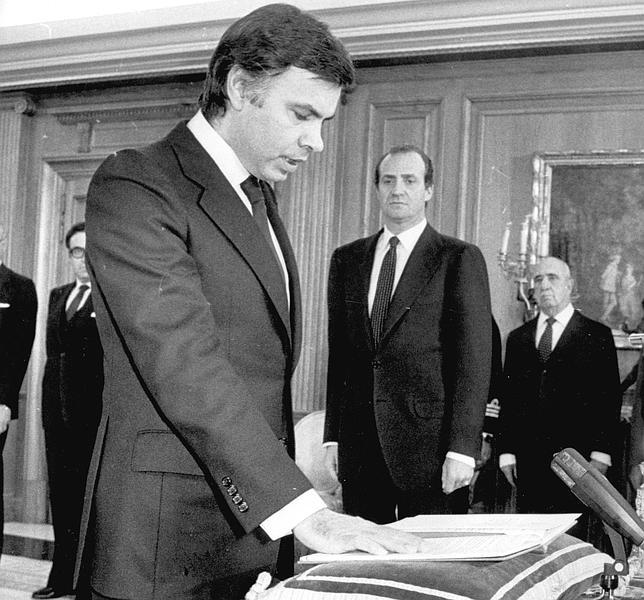 Felipe González promete su cargo como presidente del Gobierno