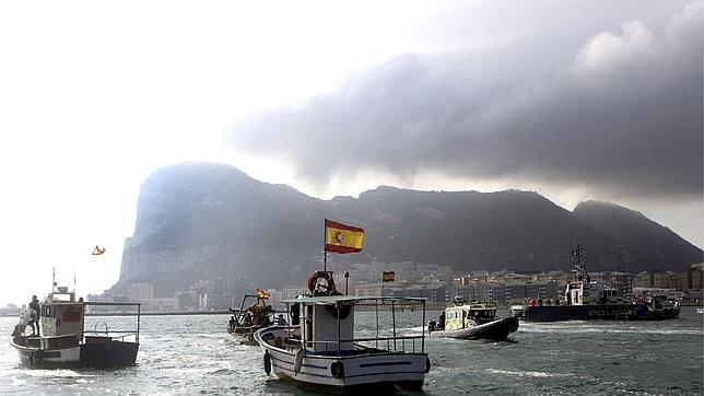 Pescadores protestan por los bloques de hormigón lanzados al mar