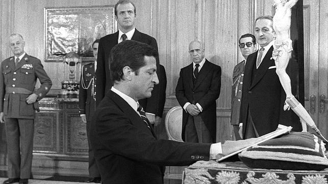 Adolfo Suárez jura su cargo ante el Rey un 5 de julio de 1976