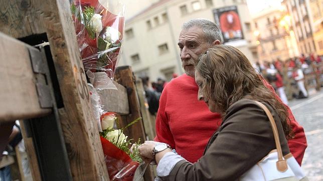 Flores en recuerdo por el último fallecido en los encierros de los Sanfermines