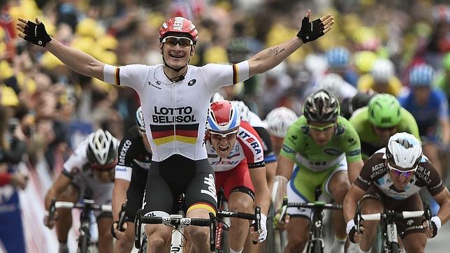 Greipel aprovecha el despiste de Kittel