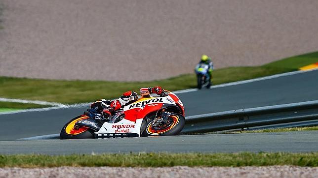 Susto de Marc Márquez en los primeros libres de Alemania