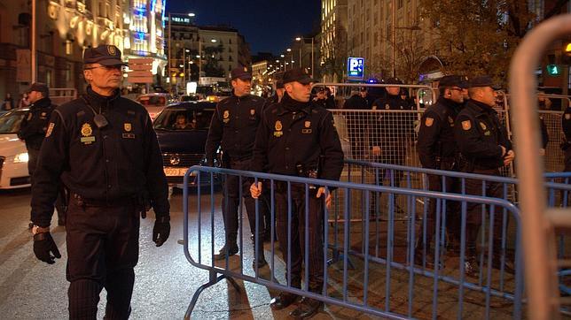 Agentes en el dispositivo de la concentración «Rodea el Congreso» en 2013