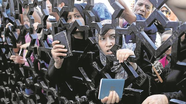 Palestinos tratando de entrar en Egipto por el paso de Rafah, entre Egipto y el sur de la franja de Gaza.