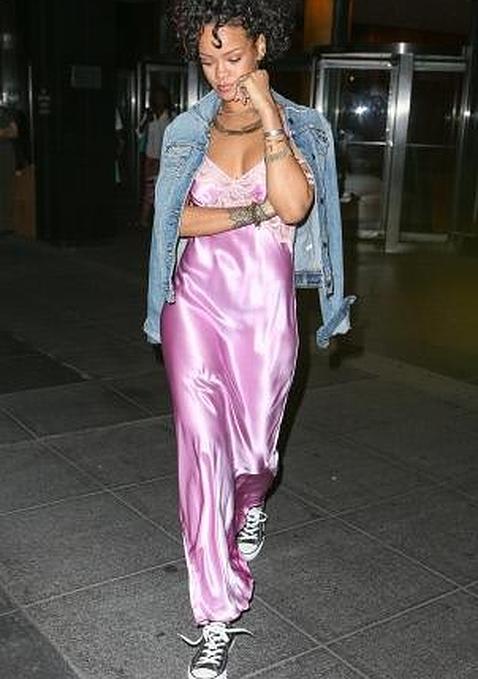 Rihanna sale de fiesta en camisón