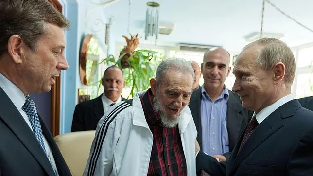 Fidel Castro reaparece en público junto a Vladimir Putin