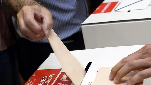 La participación para elegir al líder del PSOE alcanza el 52% a las seis de la tarde