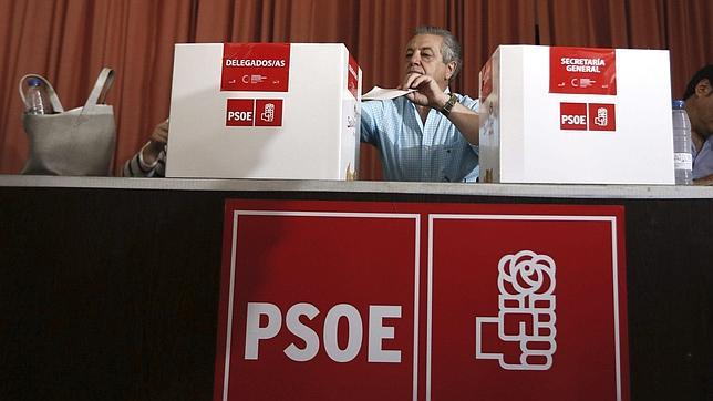 Cierran en la Península los colegios para elegir al secretario general PSOE
