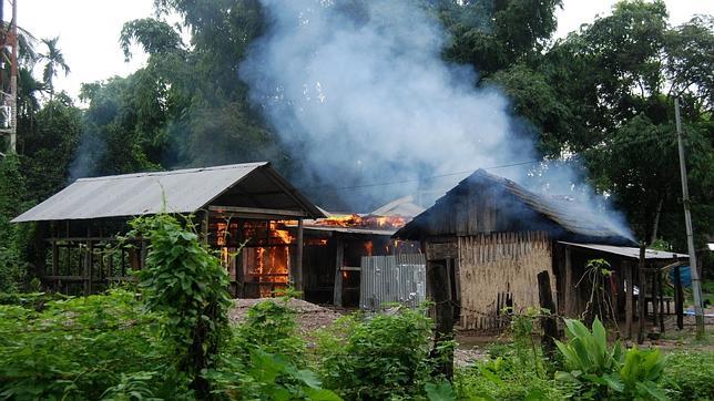 Casas incendiadas en una aldea en el estado norteño de Assam, como resultado de un choque entre tropas indias y milicias locales (2012)