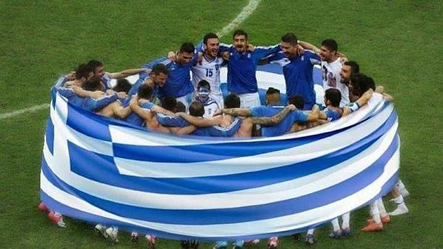 El cuadro nacional griego celebra envuelto en sus dos colores la victoria en un partido del Mundial de Brasil 2014
