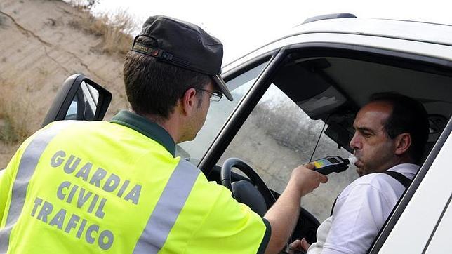 La DGT intensifica los controles de alcohol y drogas en las carreteras españolas