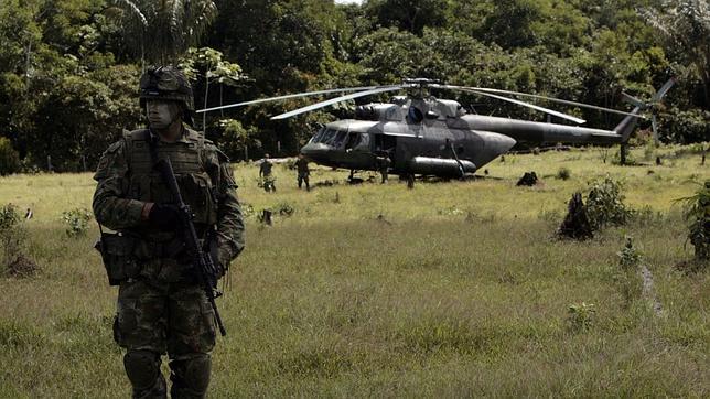 Soldados colombianos patrullan (2009) la zona donde once policías y militares fueron rescatados de manos de las FARC junto con la entonces candidata presidencial Ingrid Betancourt y tres estadounidenses.