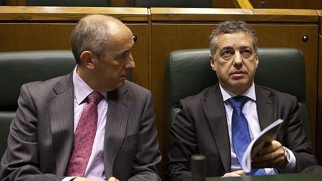 Erkoreka, junto al Lehendakari Iñaki Urkullu, al inicio de un pleno en el Parlamento Vasco