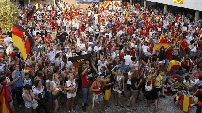 Aficionados en el Colegio Alemán viendo la semifinal del Mundial 2010