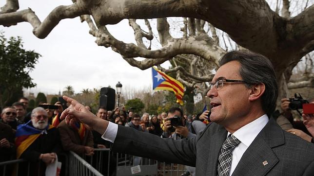 Mas, en un nuevo despropósito, quiere negociar con Rajoy la fecha y la pregunta de la consulta