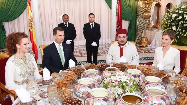 Los Reyes rompen el ayuno del Ramadán en Rabat