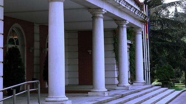 Una de las puertas del palacio de la Moncloa