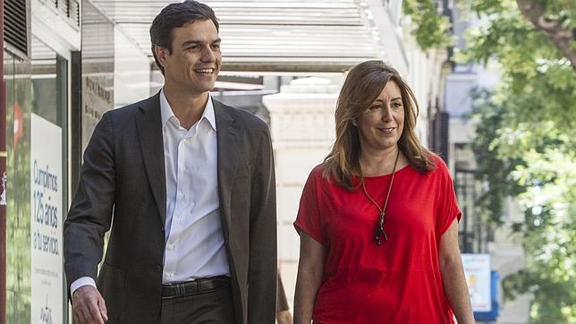 Pedro Sánchez pasea con la líder del PSOE en Andalucía, Susana Díaz
