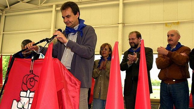 Zapatero coloca el micrófono durante un mitin en la época en la que lideraba Nueva Vía