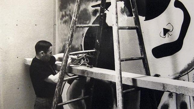 Fotografía de Joan Miró, en la que elartista pinta el mural le Facheur, en París (1937).