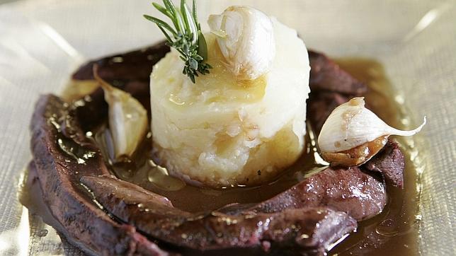 Una comida acompañada de puré de patatas, una forma de cocinar este alimento que hace que libere más glucosa de lo normal