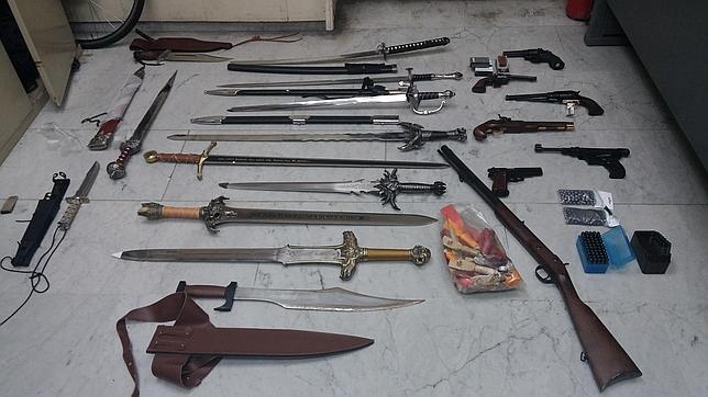 Hallan un arsenal de guerra en un piso tras un aviso por malos tratos