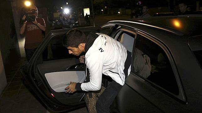 Luis Suárez y Bartomeu firman el contrato en secreto y a espaldas de la FIFA