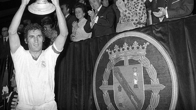 Amancio Amaro recoge la Copa del Generalísimo de 1975