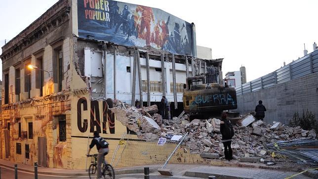 Detenido un joven por quemar la excavadora que tenía que derribar Can Vies