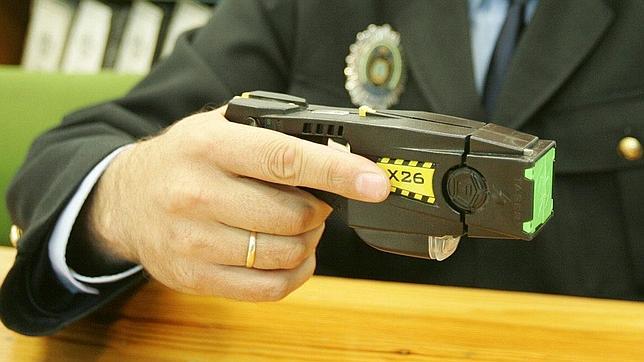 Cataluña estudiará que los Mossos usen de manera puntual las pistolas eléctricas