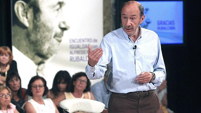 Rubalcaba: «El único punto de diálogo posible» entre Rajoy y Mas es reformar la Constitución