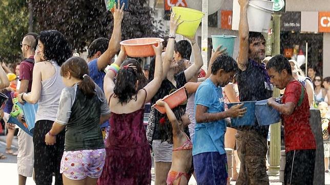 Cubos, pistolas de agua y mangueras para  celebrar la Batalla Naval de Vallecas