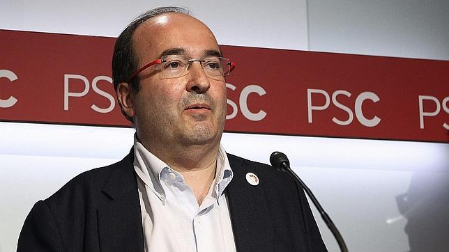 El secretario del PSC, Miquel Iceta, aplaude durante un mitin