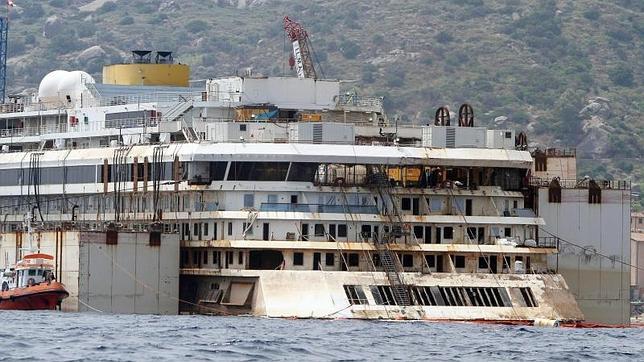 Una fuga de combustible durante el reflote del Costa Concordia retrasa su traslado