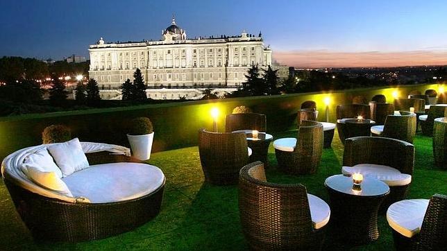 Una terraza donde el Palacio Real es el progatonista