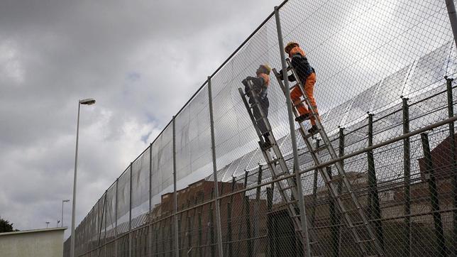Fernández Díaz destaca la «eficacia» de la malla anti-trepa instalada en Melilla