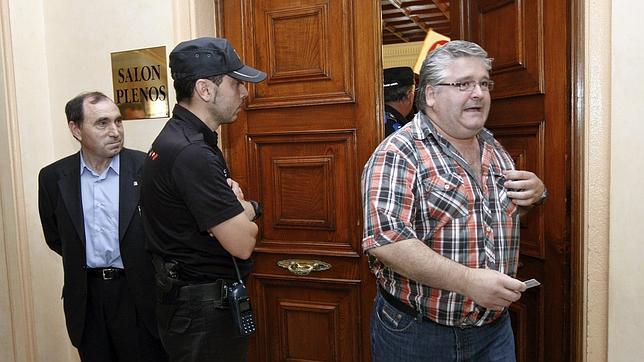 Trabajadores de Urbaser irrumpen en el Ayuntamiento de Lugo