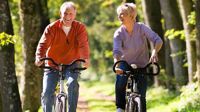 Quienes práctican ejercicio de forma regular tienen menos riesgo en la vejez de desarrollar alzhéimer