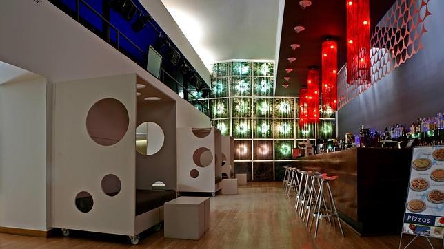 Un local ilumado a través de la bóveda de su techo, con más de 7 metros de altura