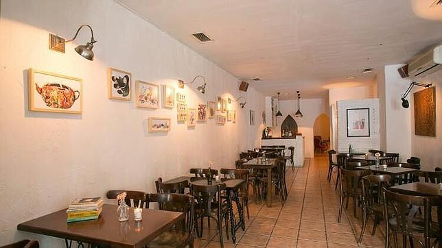 Con un mobiliario restaurado por los dueños, esta tetería es un secreto para muchos