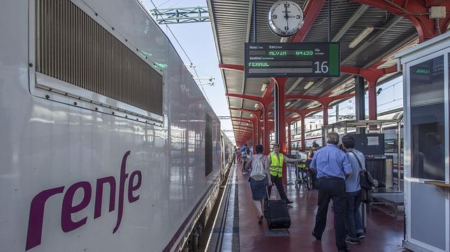 Un grupo de pasajeros embarca en un Alvia con dirección Ferrol