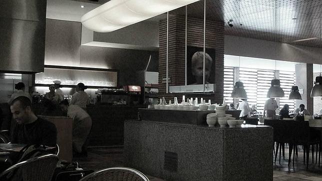 Interior de una cafetería de Creppes & Waffles