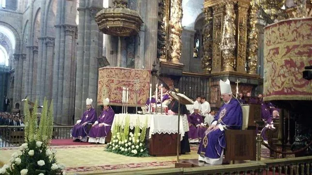 El arzobispo Barrio a las víctimas del Alvia: «Hay que vivir mirando hacia delante»