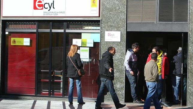 El número de parados se reduce en 10.800 entre abril y junio