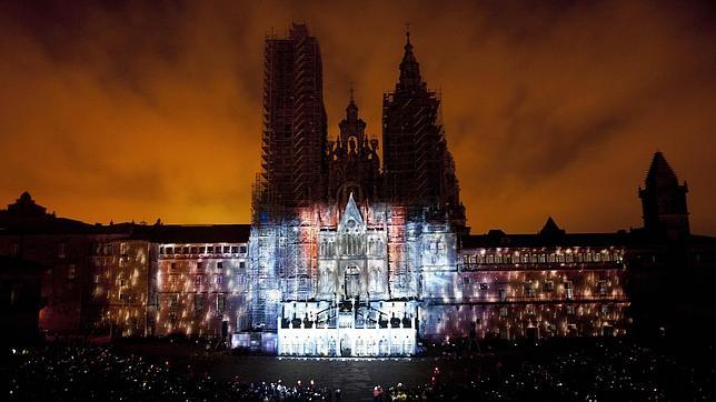 Globos blancos y los fuegos del Apóstol iluminan el espíritu de Angrois