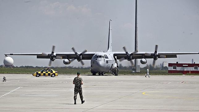 Holanda envía un grupo de la policía militar, desarmada, para proteger los restos del MH17