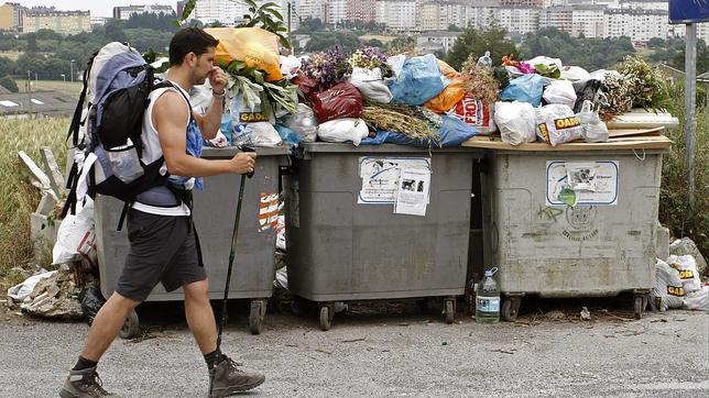 La huelga de basura en Lugo continúa mientras los peregrinos se tapan la nariz