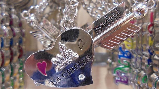 Los hay de todas las formas, los llaveros con la palabra Madrid son los más demandados