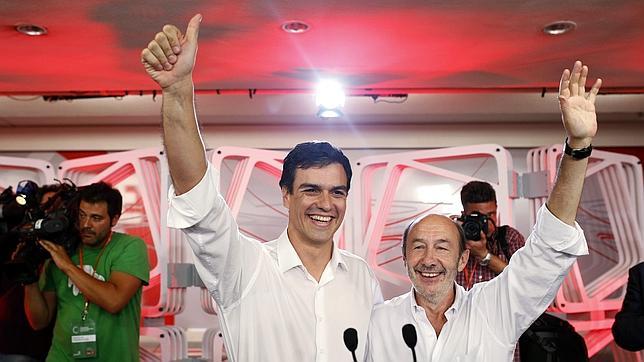 Alfredo Pérez Rubalcaba acompaña a Pedro Sánchez tras su victoria en las primarias