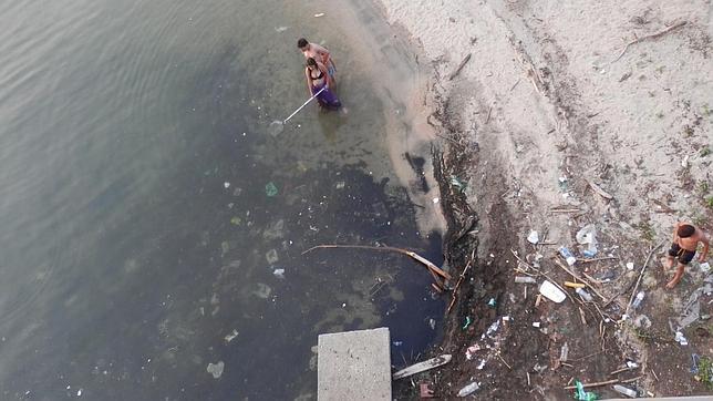 La basura «toma el sol» en el embalse de San Juan